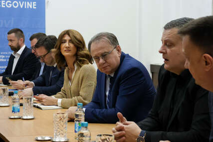 Nikšić i resorni ministri razgovarali s predstavnicima Operator-Terminala i Željeznica FBiH o snabdijevanju naftom