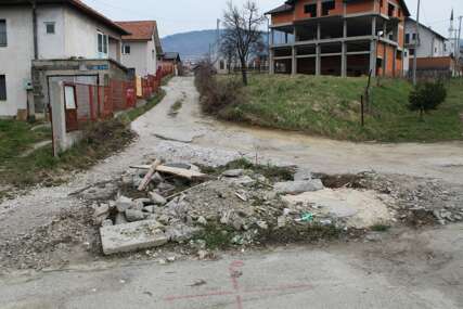 Zaboravljeni i od Boga i od vlasti: NIŠTA OD SANACIJE TRIDESETAK METARA PUTA