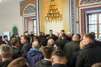 Bećirović klanjao bajram-namaz u Aladža džamiji u Foči
