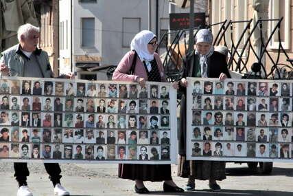 Majke Srebrenice na Trgu slobode u Tuzli: Još tražimo naše najmilije, nećemo odustati