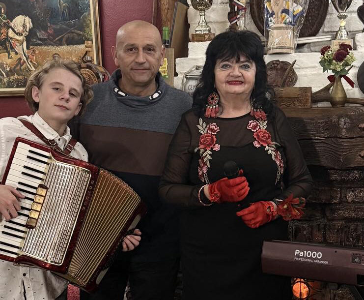 FOTO: ZORAN KISIĆ SA DIKOM BAŠIĆ I MLADIM HARMONIKAŠEM