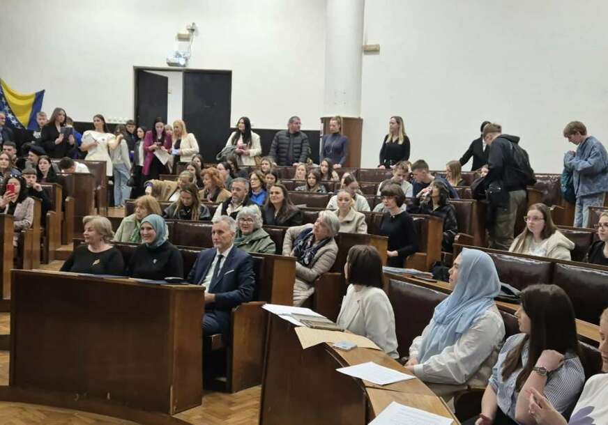 FOTO: KABINET PREDSJEDAVAJUĆEG DOMA NARODA PSBIH KEMALA ADEMOVIĆA
