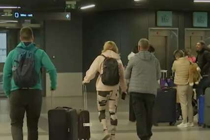 Avion iz Dubaija sletio u Beograd, evakuirano 200 državljana Srbije
