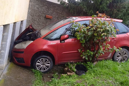 Automobil udario u kuću u Banjaluci, reagovali vatrogasci (FOTO)