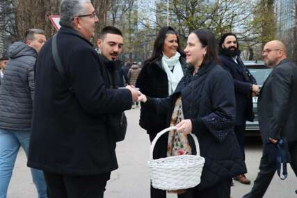 (FOTO) Benjamina Karić dijelila baklave nakon bajram-namaza