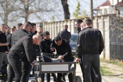 Darko Lazić skrhan od bola na sahrani brata: Zašto si me ostavio, nisam stigao sve da ti kažem