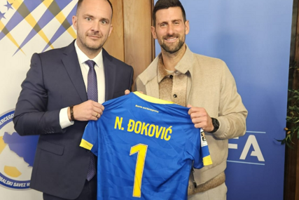 Zeljković uručio Đokoviću dres Bosne i Hercegovine, na njemu simboličan broj