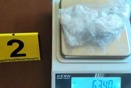 MUP ZDK - Pretresom kuće u Zenici pronađena droga i nelegalni duhanski proizvodi