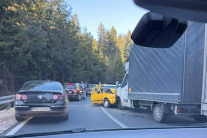 Dvoje povrijeđenih u sudaru tri vozila u Olovu