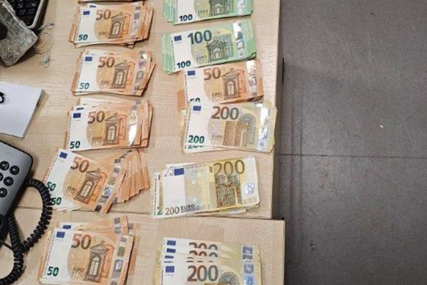 U teretnom vozilu pronađeno neprijavljenih 20 hiljada eura, vozač iz BiH kažnjen sa 6.600 eura
