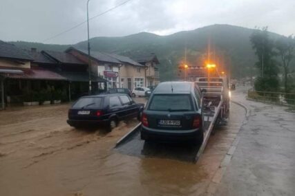 Na pojedinim putevima saobraćaj otežan zbog izlijevanja vode na kolovoz i snijega