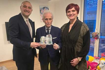 Jose Carreras uoči koncerta u Skenderiji posjetio Roditeljsku kuću u Sarajevu