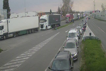 Duge kolone vozila na ulazu u Bosnu i Hercegovinu