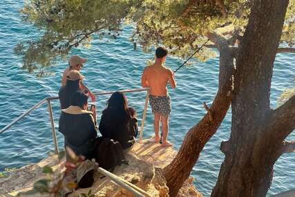 VIDEO Nije mu bilo hladno: Turist u Dubrovniku zaplivao u moru od 14 stepeni