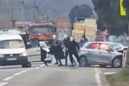 Traje potraga za huliganima koji su pokušali zapaliti putnike i automobil