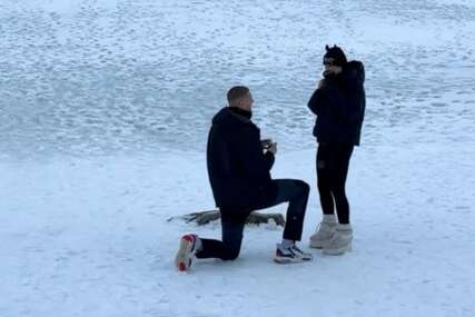(VIDEO, FOTO) Kleknuo u snijegu, njena reakcija nasmijala mnoge: Srpski košarkaš zaprosio poznatu Hrvaticu "Ovo je kao iz bajke"