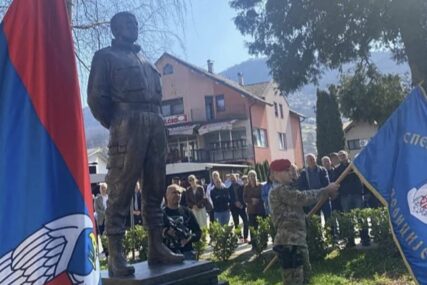 U Šekovićima postavljen spomenik zloglasnom komandantu jedinice koja je učestvovala u genocidu u Srebrenici
