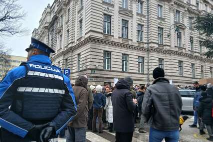 Veći broj policajaca osigurava zgradu Vlade KS uoči najavljenih protesta studenata