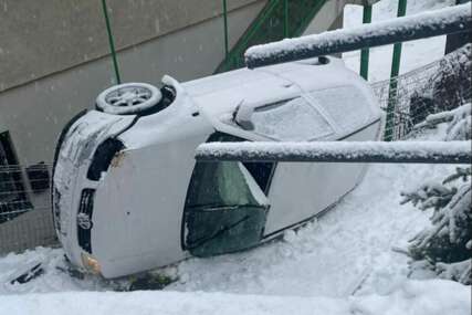 Oglasio se MUP o nesreći u Sarajevu: "VW Polo se prevrnuo, tri osobe povrijeđene"