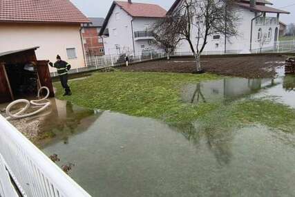 Obilne padavine uzrokovale poplave u Srebreniku i Gradačcu, stanje se stabilizuje