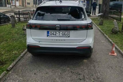 Neko namjerno, za vrijeme bajram namaza, oštetio automobil u blizini gradske džamije u Prnjavoru