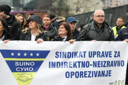 Zaposleni u državnim institucijama zbog plata izašli na proteste u Sarajevu