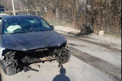 Težak udes na Sedreniku: Iz automobila ispao motor od siline udara