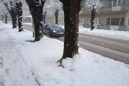 (FOTO) Cazin bez struje, u Bihaću 30 centimetara snijega, obustavljena nastava u USK