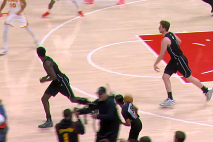 Bizarna povreda sutkinje na NBA utakmici: Udarila glavom u kameru (VIDEO)