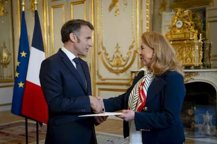 Bh. ambasadorica Višnja Lončar predala akreditive predsjedniku Macronu