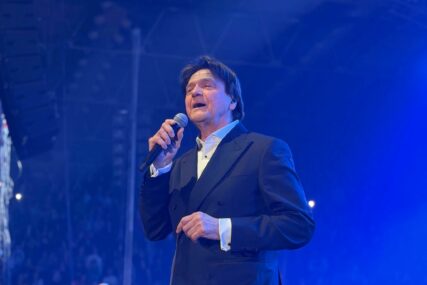 Zdravko Čolić započeo drugi koncert u Sarajevu: Puna Zetra uživa u hitovima