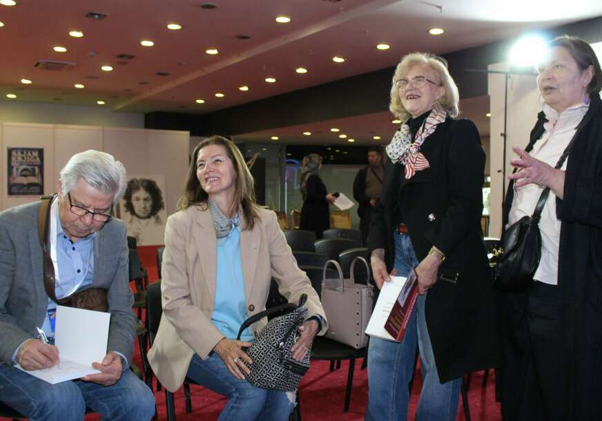 FOTO: AUTOR POTPISUJE KNJIGE