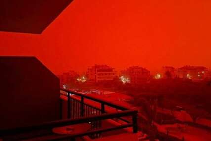 Apokaliptične slike iz Grčke: Crveni dim prekrio nebo (FOTO+VIDEO)