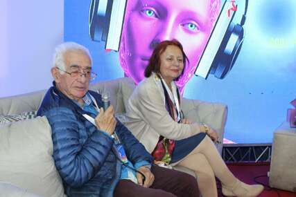 Poetesa Enisa Bukvić promovisala knjigu „Putevima života“ na Sarajevskom sajmu knjiga
