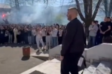 VIDEO / Učenici škole u Banjoj Luci priredili emotivan oproštaj profesoru Anelu Hajiriću