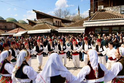 Kulturno-umjetnička društva građanima darovala svečani defile povodom 6. aprila