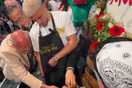 DERNEK U STUTTGARTU! Demirović ispunio obećanje, na festivalu časti navijače, tu su i ljiljani (VIDEO)
