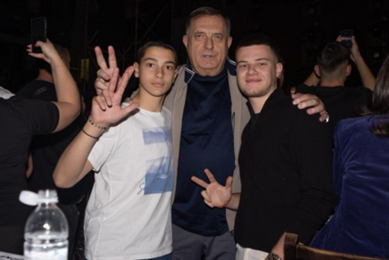 (FOTO) Dodik sa unucima na koncertu Aleksandre Prijović