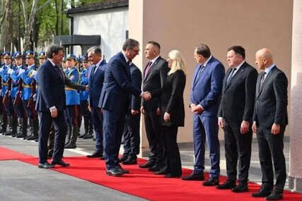 ZVECKANJE ORUŽJEM: VUČIĆ NASTOJI IZVESTI KRIZU U BIH!