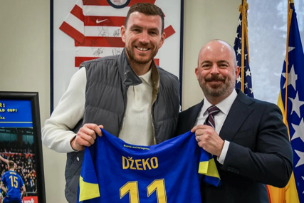 Edin Džeko posjetio Ambasadu SAD-a, Johnu Ginkelu je poklonio svoj potpisani dres