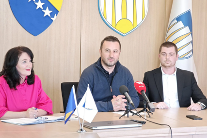 Lijepa vijest za ljubitelje fudbala na Dobrinji, potpisan sporazum za rekonstrukciju sportskog terena u ulici Kasima Prohića