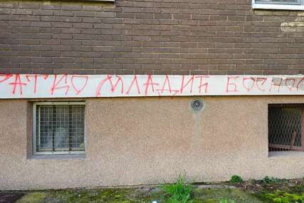 "Obilježili" godišnjicu opsade Sarajeva: Tokom noći na zgradi na Dobrinji ispisani grafiti "Ratko Mladić Bosnom harao"