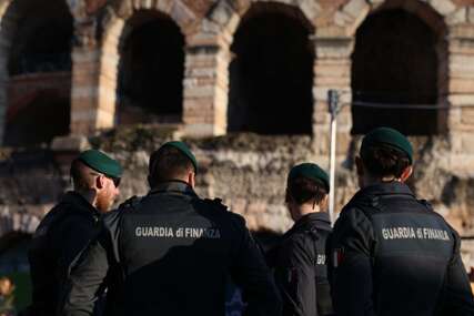 Horor u Italiji: Majka s troje djece skočila s balkona, jedno se bori za život