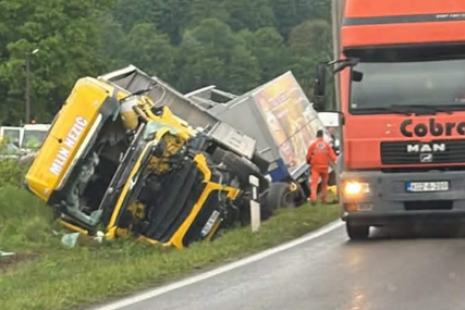 Dva vozača povrijeđena u sudaru kamiona na putu Maglaj - Doboj