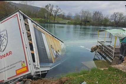Vozač poginuo nakon što je kamionom sletio u Unu