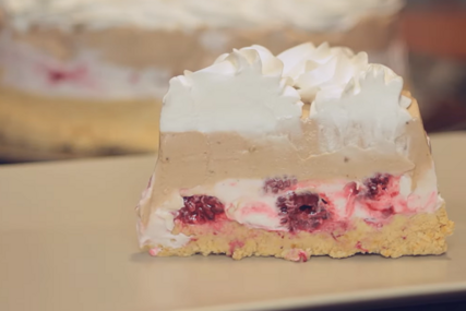 VIDEO / Sjajno rješenje za nenajavljene goste: Torta “lijena žena”- vrhunski užitak za sve pare!