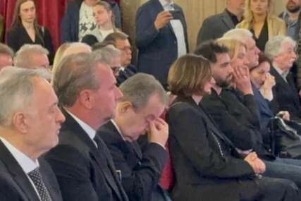 Slomili se u prvom redu: Boris Tadić i Ivica Dačić liju suze na komemoraciji Dušku Vujoševiću