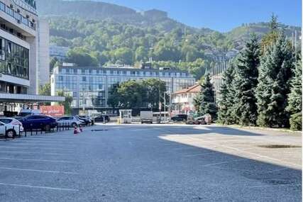 Propala tužba Hajrudina Mulića. Mandić: Parking kod Narodnog pozorišta je vlasništvo građana Opštine Centar