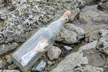 Žena pronašla poruku u boci na plaži: Kad ju je pročitala, odmah je zvala policiju