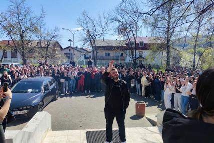 "Emocije se još nisu slegle!" Učenici škole u Banjaluci priredili emotivan oproštaj profesoru Anelu Hajiriću